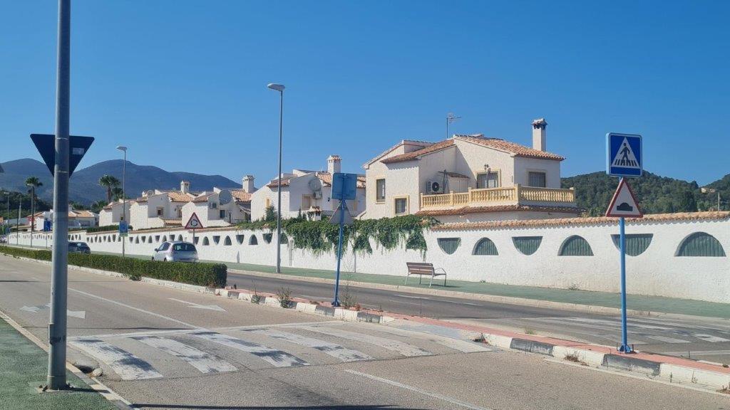 Doppelhaushälfte mit Gemeinschaftspool in der Nähe aller Annehmlichkeiten in Calpe (nördliche Costa Blanca)