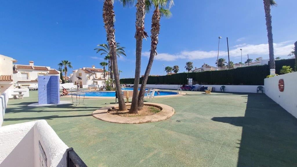 Semi-detached house with communal pool close to all amenities in Calpe (Northern Costa Blanca)