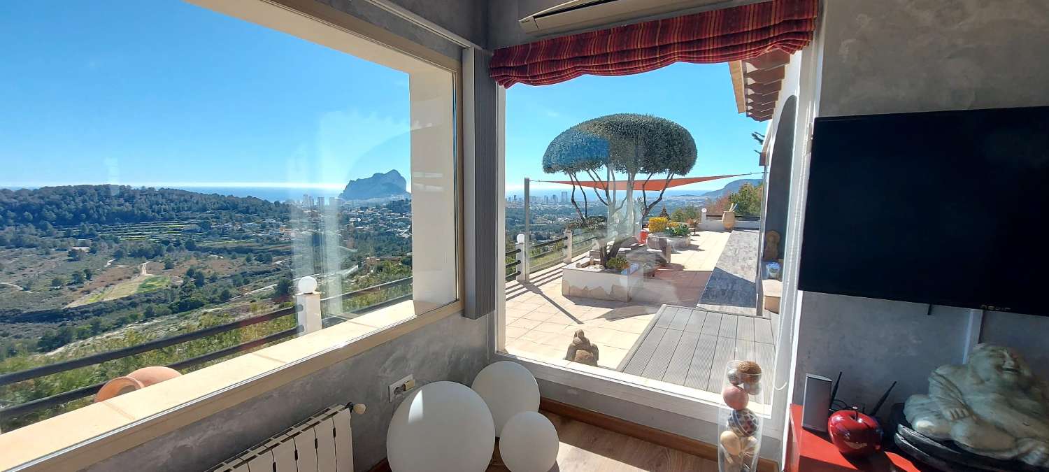 Villa mit herrlichem Panoramablick auf das Meer, den Ifach-Felsen und Calpe.