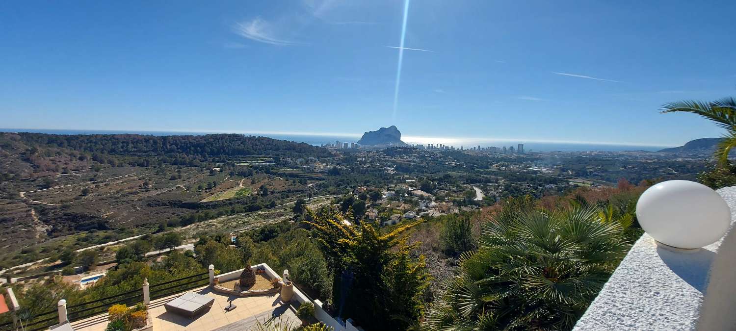 Villa mit herrlichem Panoramablick auf das Meer, den Ifach-Felsen und Calpe.