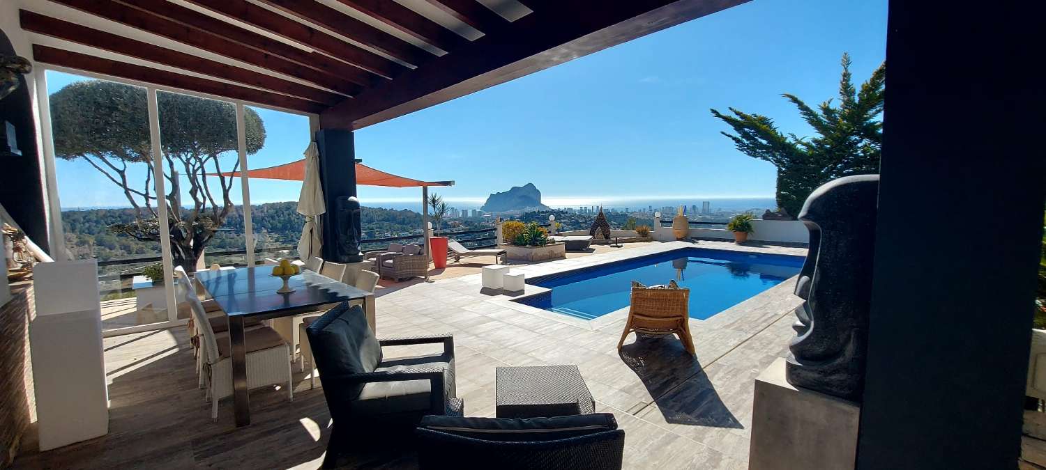 Villa mit herrlichem Panoramablick auf das Meer, den Ifach-Felsen und Calpe.