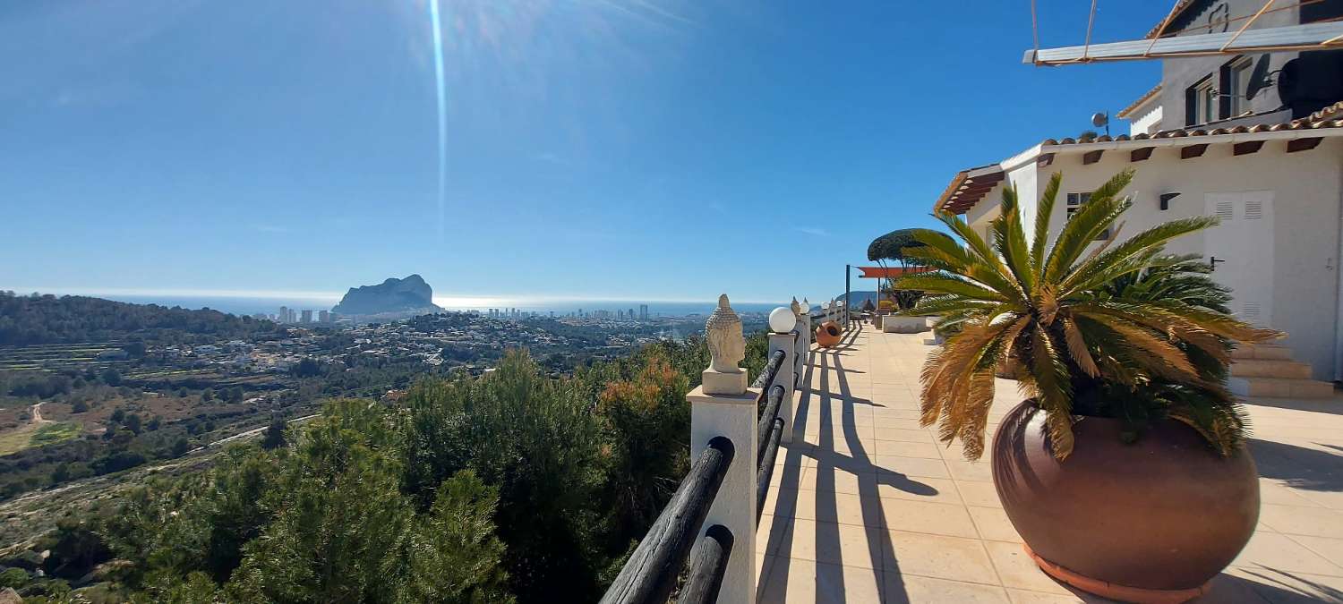 Villa mit herrlichem Panoramablick auf das Meer, den Ifach-Felsen und Calpe.