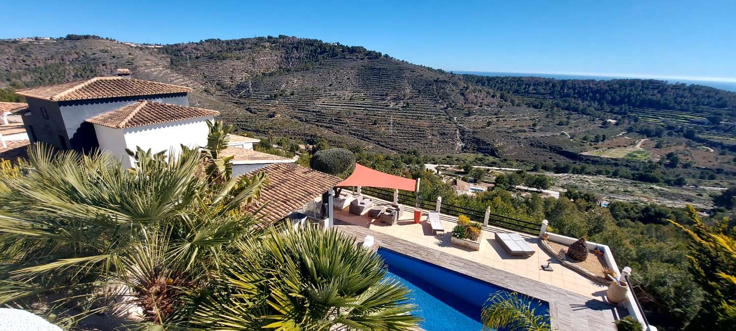 Villa mit herrlichem Panoramablick auf das Meer, den Ifach-Felsen und Calpe.