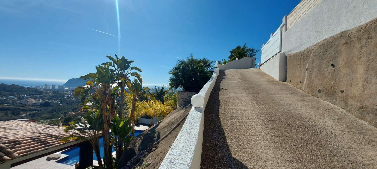 Villa mit herrlichem Panoramablick auf das Meer, den Ifach-Felsen und Calpe.