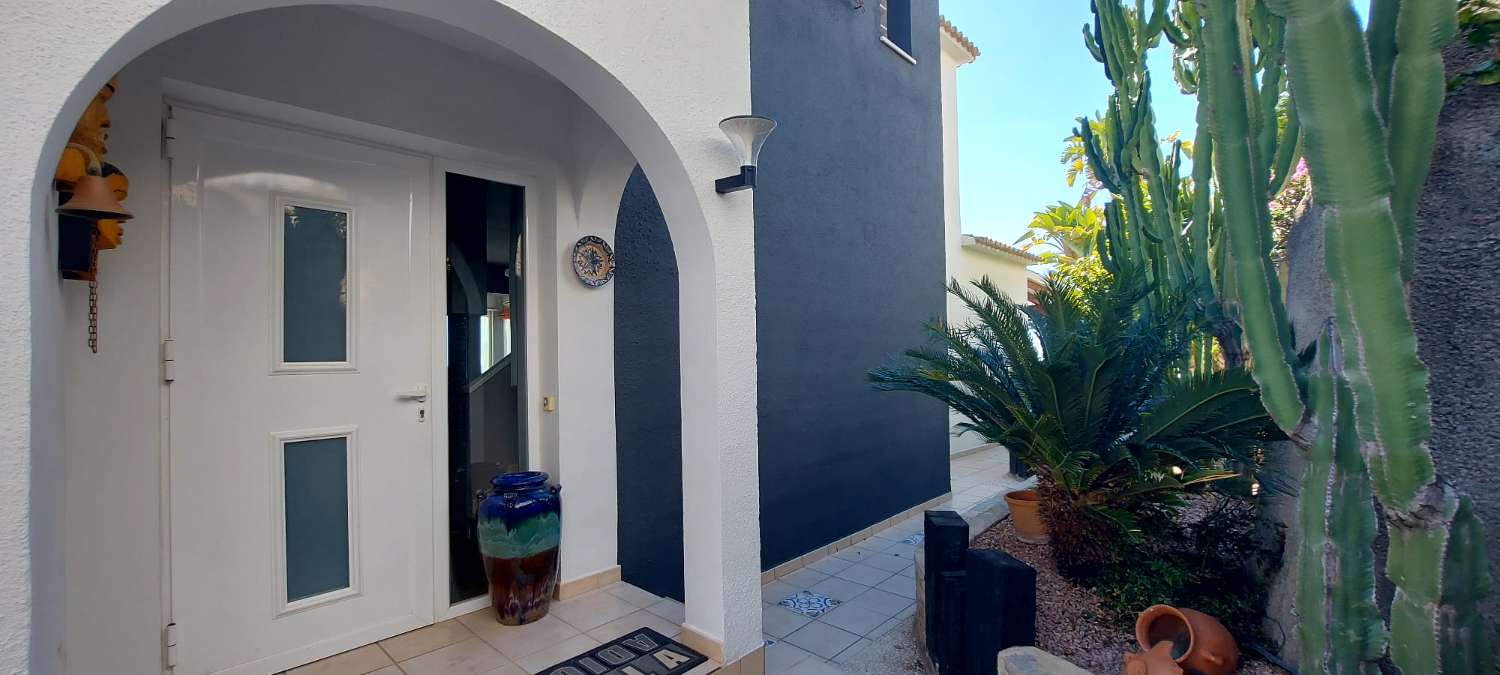 Villa mit herrlichem Panoramablick auf das Meer, den Ifach-Felsen und Calpe.