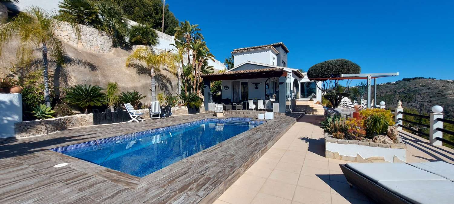 Villa mit herrlichem Panoramablick auf das Meer, den Ifach-Felsen und Calpe.