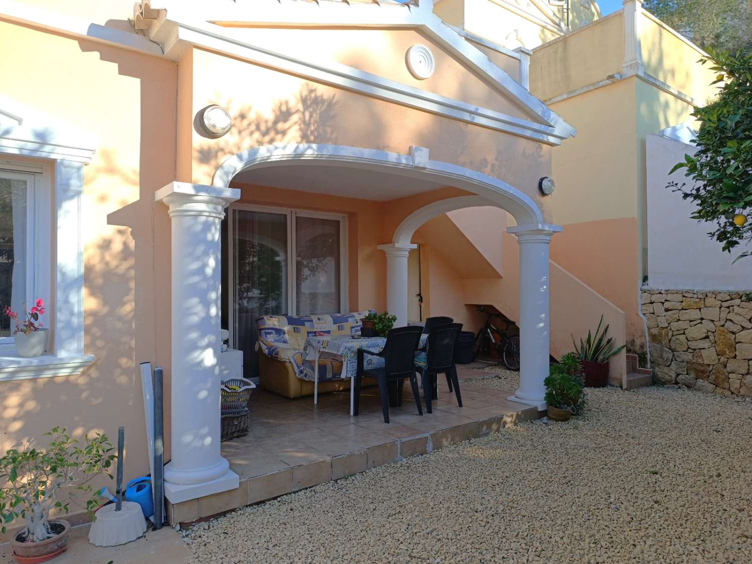 Stadthaus mit Gemeinschaftspool, Garage und Garten in Calpe (Costa Blanca)