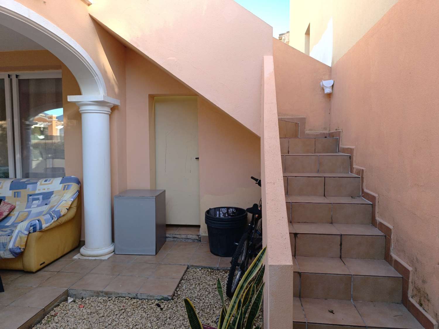 Stadthaus mit Gemeinschaftspool, Garage und Garten in Calpe (Costa Blanca)