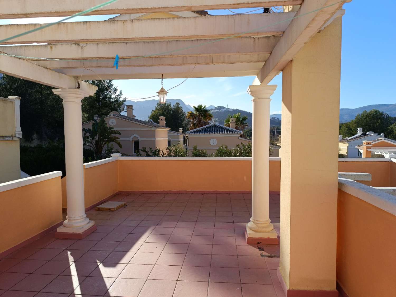 Adosado con piscina comunitaria, garaje y jardín en Calpe (Costa Blanca)