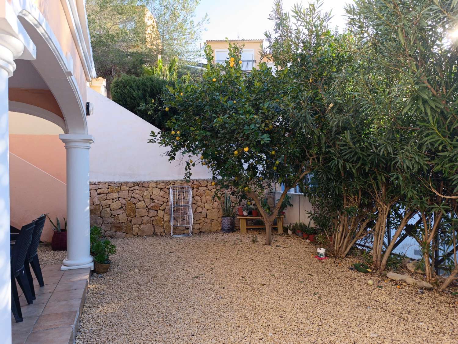 Adosado con piscina comunitaria, garaje y jardín en Calpe (Costa Blanca)