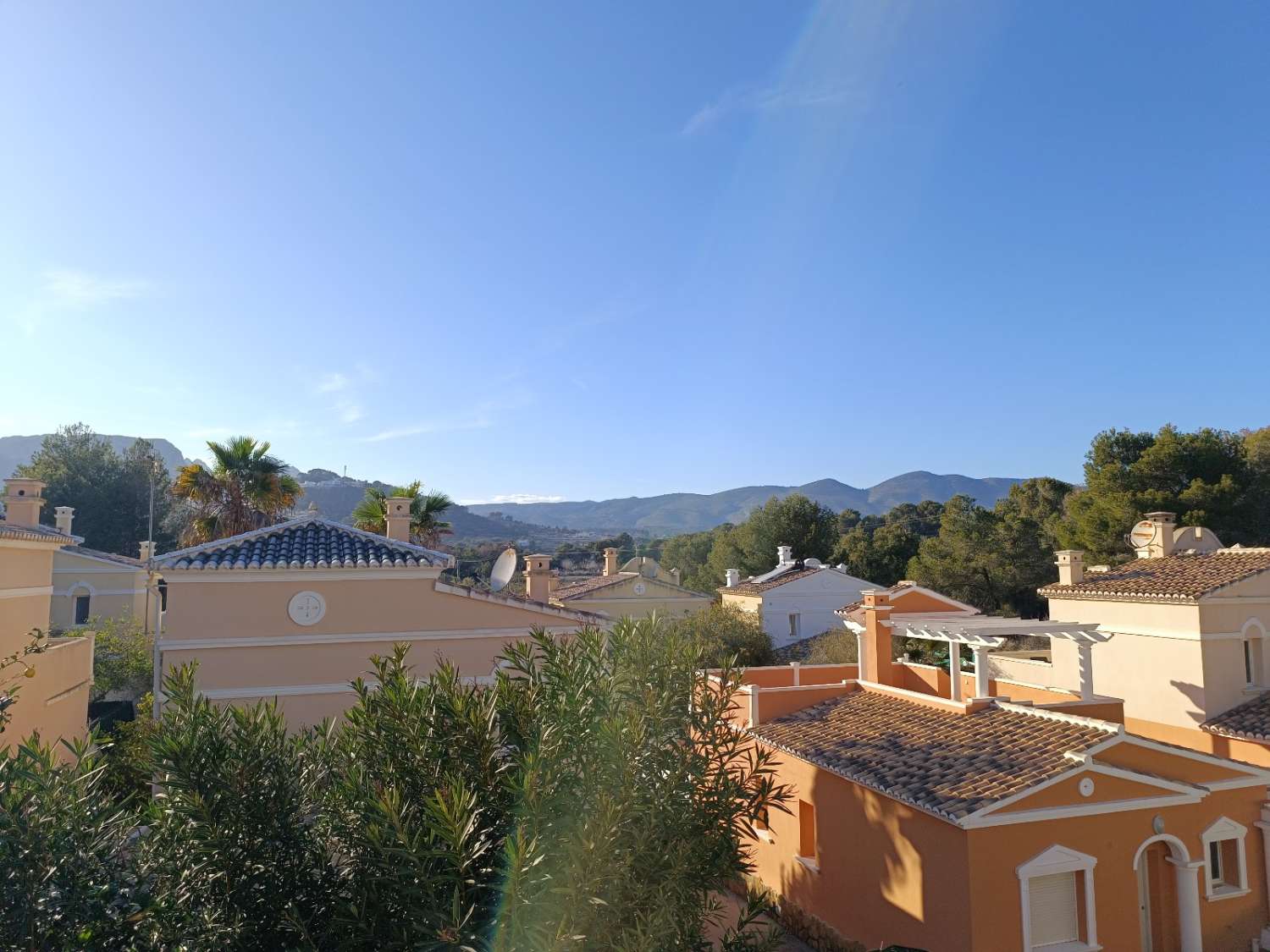 Stadthaus mit Gemeinschaftspool, Garage und Garten in Calpe (Costa Blanca)