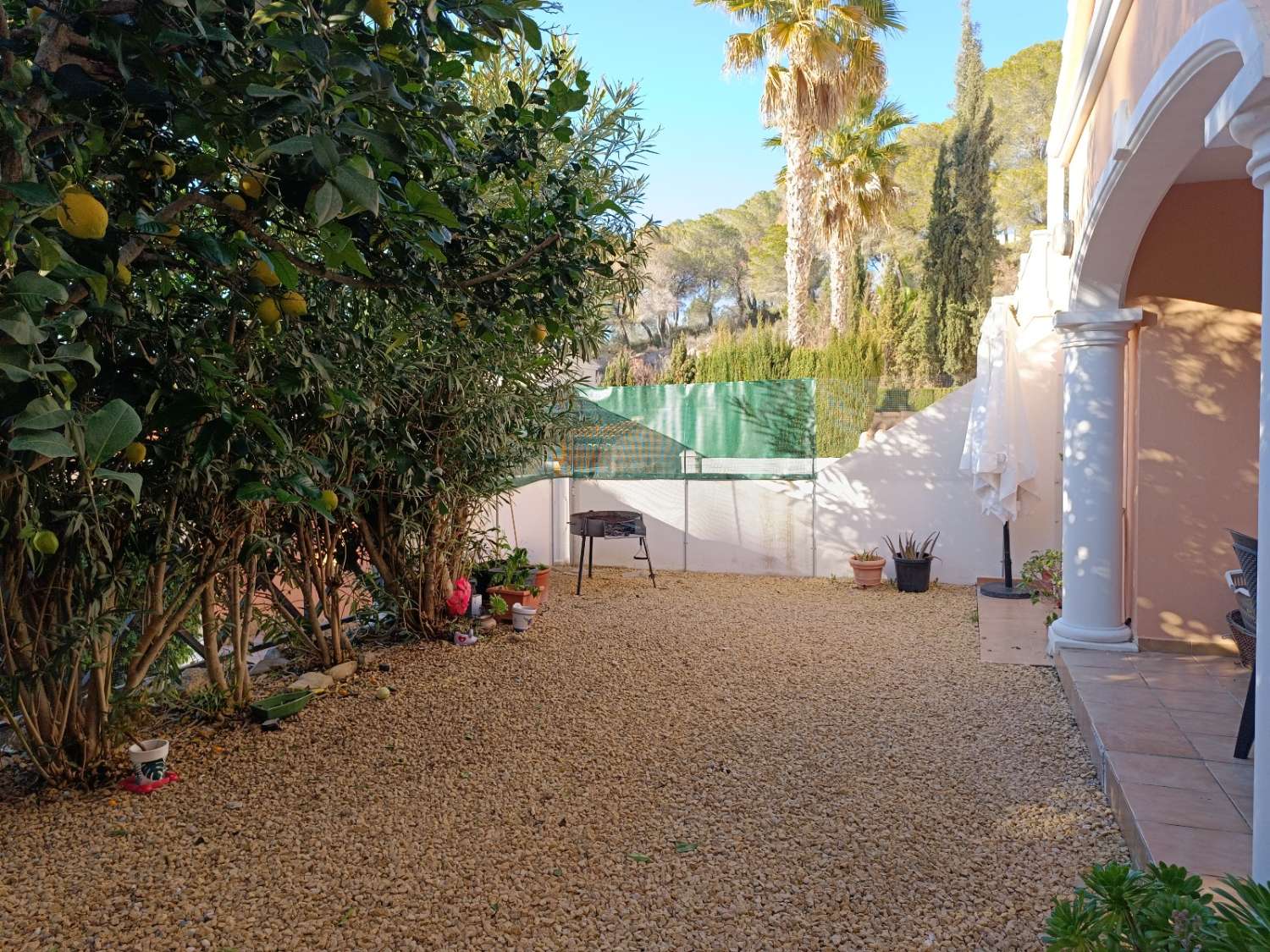 Adosado con piscina comunitaria, garaje y jardín en Calpe (Costa Blanca)