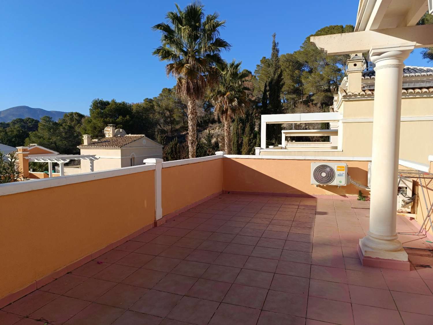 Adosado con piscina comunitaria, garaje y jardín en Calpe (Costa Blanca)