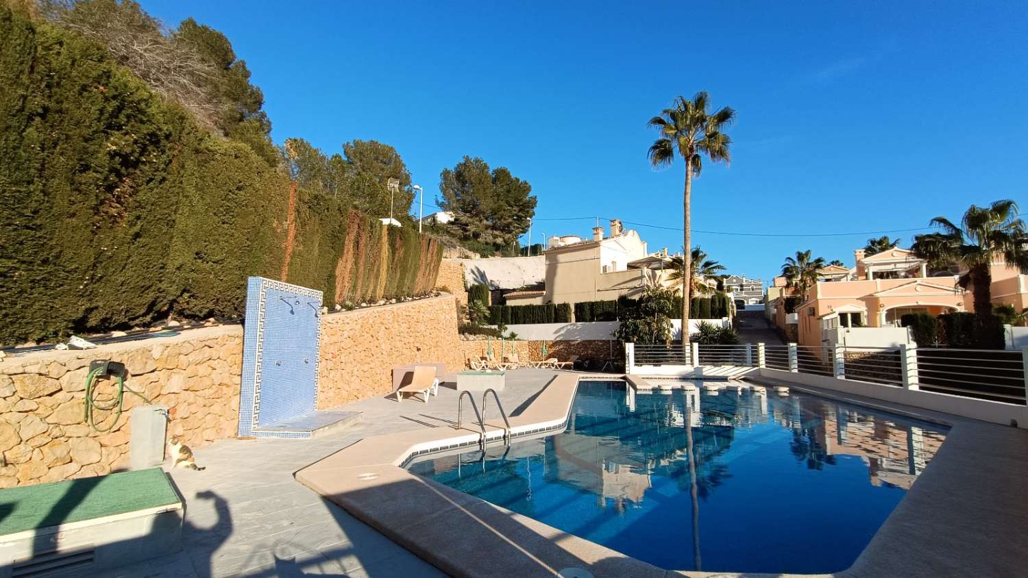 Stadthaus mit Gemeinschaftspool, Garage und Garten in Calpe (Costa Blanca)