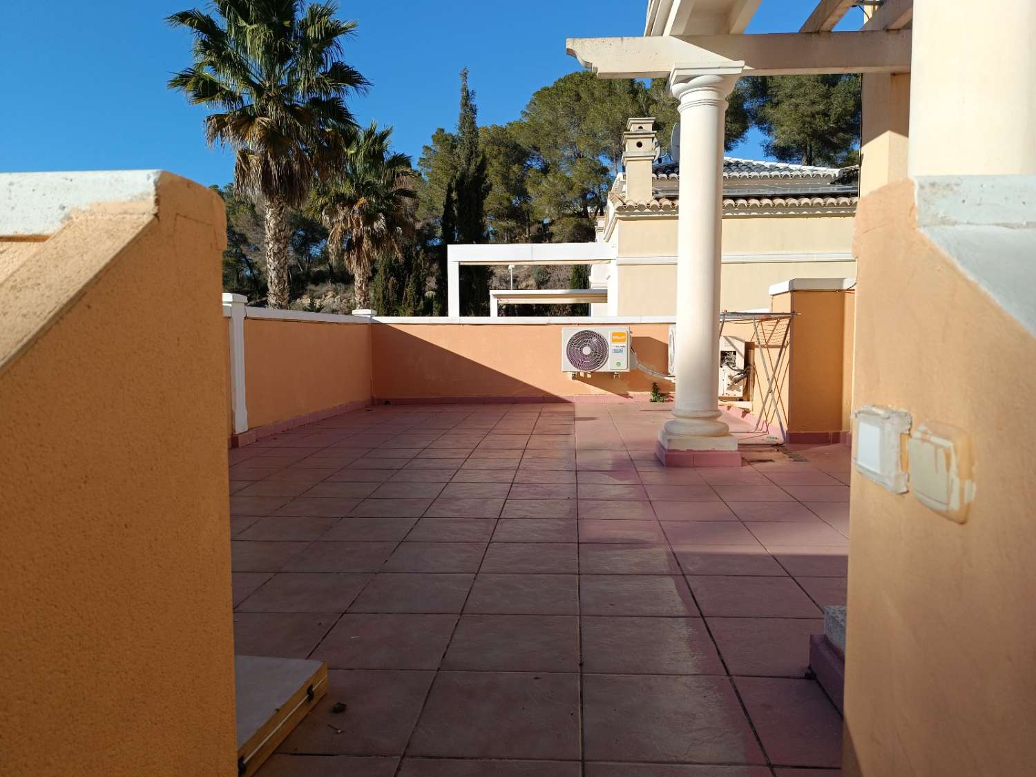 Adosado con piscina comunitaria, garaje y jardín en Calpe (Costa Blanca)