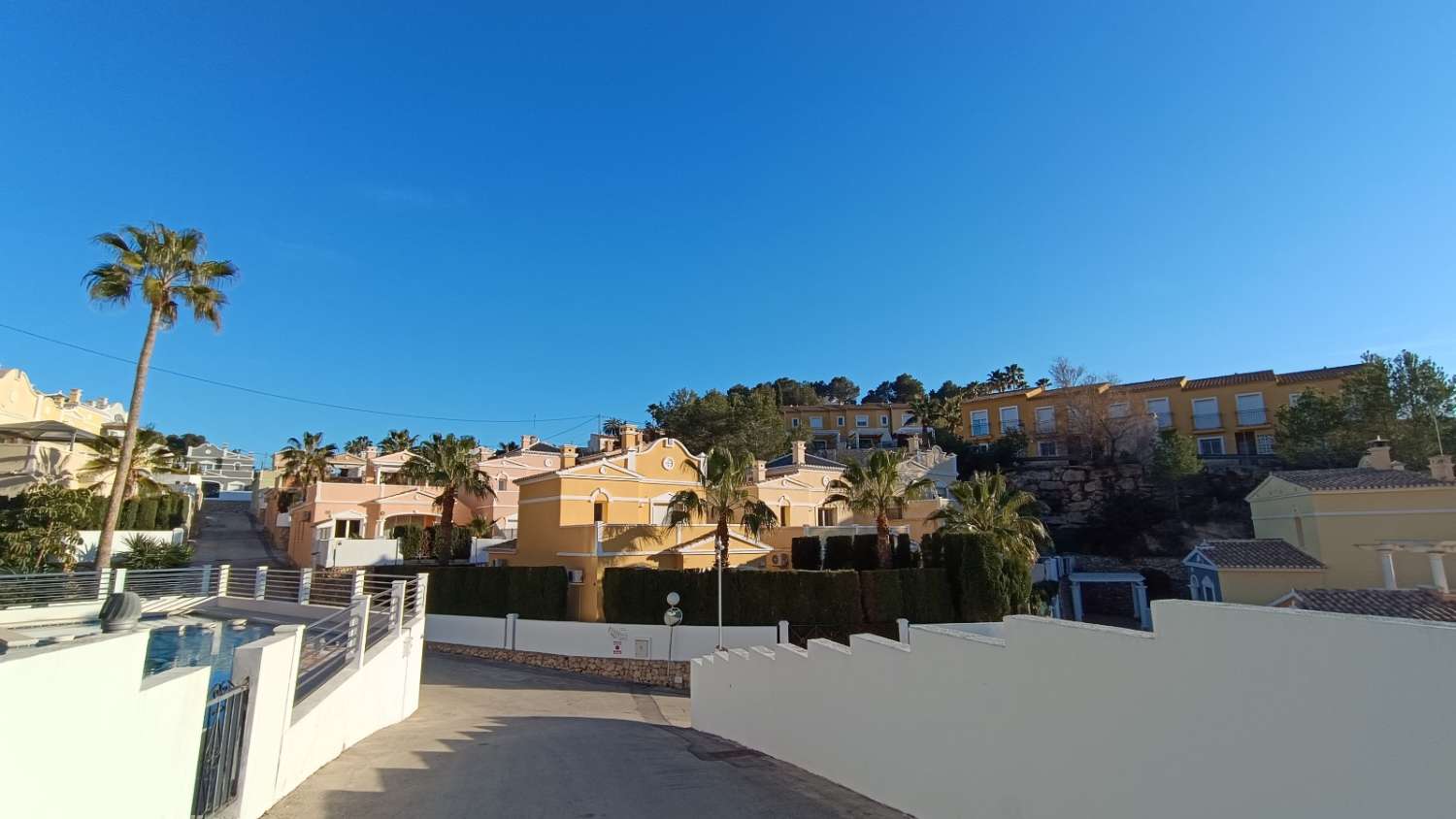 Stadthaus mit Gemeinschaftspool, Garage und Garten in Calpe (Costa Blanca)